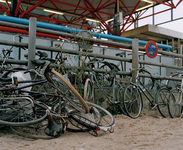 823962 Afbeelding van fout geparkeerde fietsen en van fietswrakken bij het Centraal Station (Utrecht C.S.) op het ...